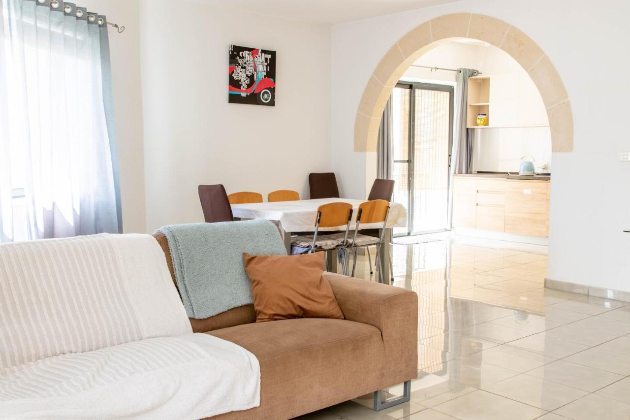 Spacious 3-Bedroom Apartment 30 Seconds From Sea Марсаскала Екстериор снимка